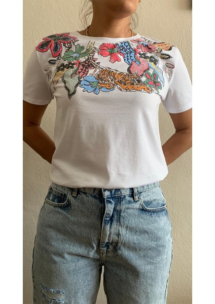 Beyaz Yakası Baskı Detaylı T-Shirt fırsatları