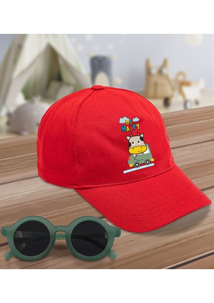 Kids Be Happy Tasarımlı Kırmızı Cotton Çocuk Şapkası ve Yeşil Çocuk Güneş Gözlüğü Hediye Seti