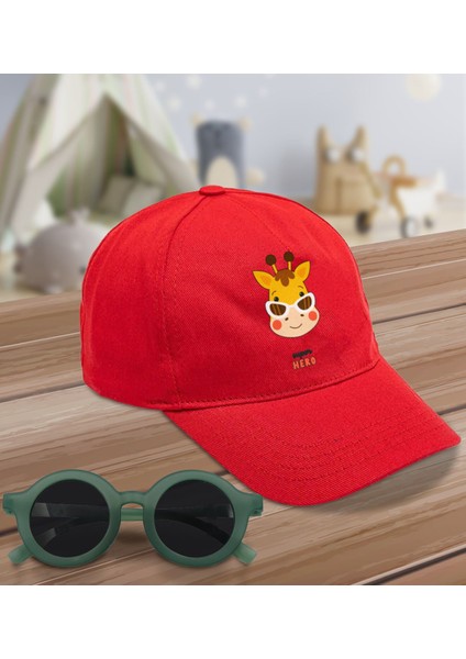 Kids Super Hero Tasarımlı Kırmızı Cotton Çocuk Şapkası ve Yeşil Çocuk Güneş Gözlüğü Hediye Seti