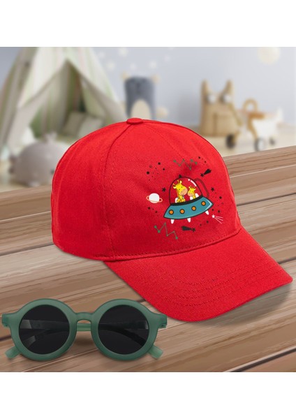 Kids Sevimli Zürafalar Tasarımlı Kırmızı Cotton Çocuk Şapkası ve Yeşil Çocuk Güneş Gözlüğü Hediye Seti