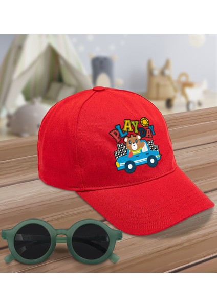 Kids Play Day Tasarımlı Kırmızı Cotton Çocuk Şapkası ve Yeşil Çocuk Güneş Gözlüğü Hediye Seti