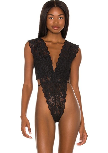 Siyah Omuz Detaylı Bodysuit