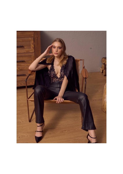 Siyah Dantel Işlemeli Bodysuit