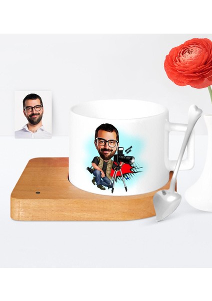 Kişiye Özel Bay Profesyonel Fotoğrafçı Karikatür Ahşap Altlıklı Seramik Fincan - 1