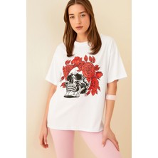 Swist Beyaz Kuru Kafa Gül Baskılı Oversize Kadın Tshirt
