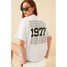 Swist Beyaz Vintage Sırt Baskılı Oversize Kadın Tshirt