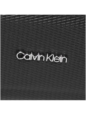 Calvin Klein Kabartma Dokulu Fermuarlı Çapraz Askılı Çanta K50K508999