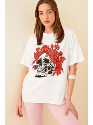 Swist Beyaz Kuru Kafa Gül Baskılı Oversize Kadın Tshirt