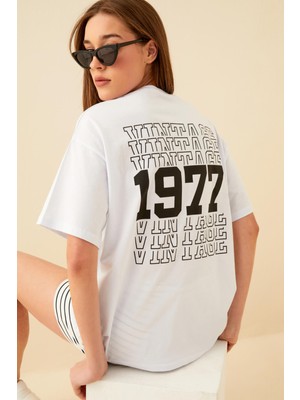 Swist Beyaz Vintage Sırt Baskılı Oversize Kadın Tshirt
