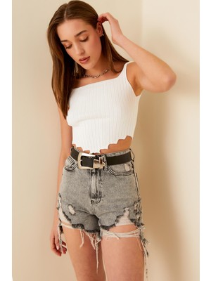 Swist Beyaz Askılı Merdiven Kesim Kadın Triko Crop