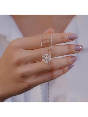 925 Gümüş Kar Tanesi Tasarımlı 925 Ayar Gümüş Kadın Kolye