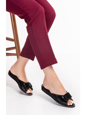 Akgün Terlik Kadın Siyah Küp Baskı Taş Tokalı Ev Terliği