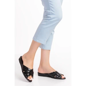 Akgün Terlik Kadın Rugan Çapraz Bant Ev Terliği