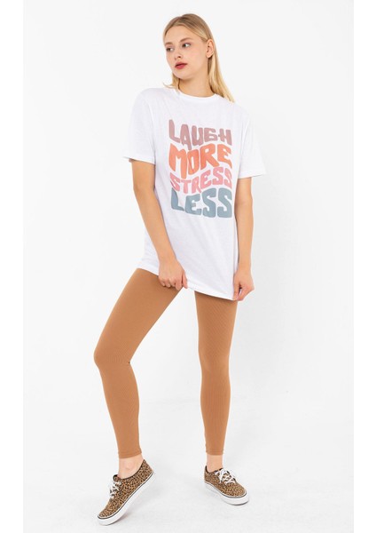 Bisiklet Yaka Laugh More Baskılı Beyaz Oversize Kadın T-Shirt fiyatları