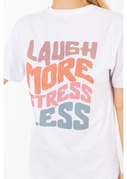 Bisiklet Yaka Laugh More Baskılı Beyaz Oversize Kadın T-Shirt modelleri