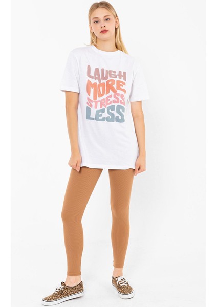 Bisiklet Yaka Laugh More Baskılı Beyaz Oversize Kadın T-Shirt indirimleri