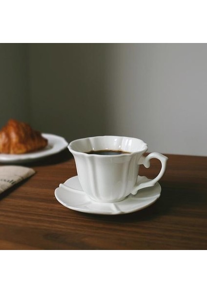 Fransız Vintage Yaratıcı Rölyef Seramik Kahve Fincanı Set Beyaz Porselen Öğleden Sonra Çay Bardağı Seti Sevimli Kaffeetasse Home Gereçleri BD50 Kupa ve Tabaklar (Yurt Dışından)