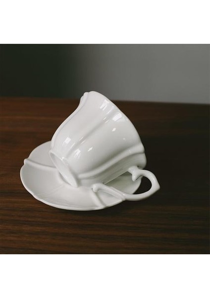 Fransız Vintage Yaratıcı Rölyef Seramik Kahve Fincanı Set Beyaz Porselen Öğleden Sonra Çay Bardağı Seti Sevimli Kaffeetasse Home Gereçleri BD50 Kupa ve Tabaklar (Yurt Dışından)