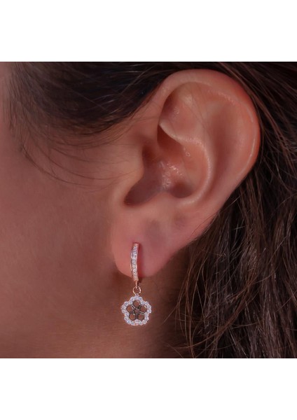 Çiçek Tasarımlı Yıldız Detaylı Sallantılı 925 Ayar Gümüş Küpe