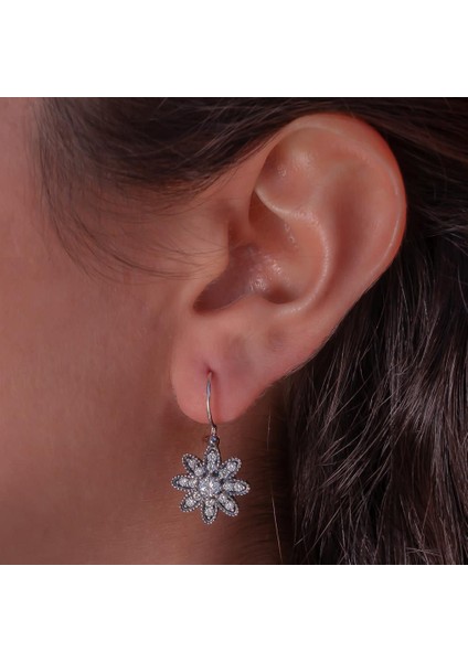 Çiçek Tasarımlı Beyaz Zirkon Taşlı Çengelli 925 Ayar Gümüş Küpe