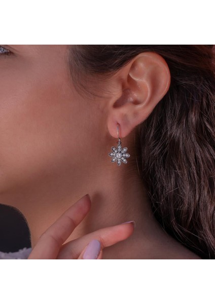 Çiçek Tasarımlı Beyaz Zirkon Taşlı Çengelli 925 Ayar Gümüş Küpe fiyatları
