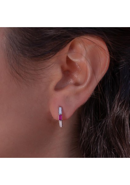 Kırmızı Baget Taşlı Beyaz Mineli Rodyumlu 925 Ayar Gümüş Halka Küpe