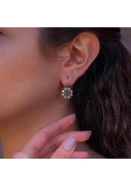 Elmas Tasarımlı Beyaz Yeşil Zirkon Taşlı Çengelli 925 Ayar Gümüş Çiçek Küpe