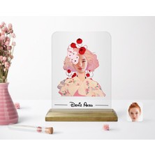 Kişiye Özel Kadin Soyut Karikatürlü Ahşap Standli Çerçeve-2