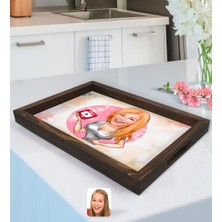 Kişiye Özel Kadin Youtuber Karikatürlü Doğal Ahşap Tepsi-2