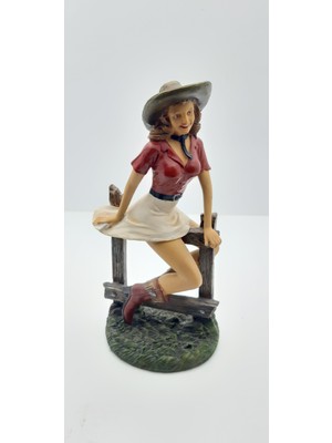 Be Beauty Seramik Çit Üzerine Oturmuş Kovboy Kıyafetli Kız Biblosu