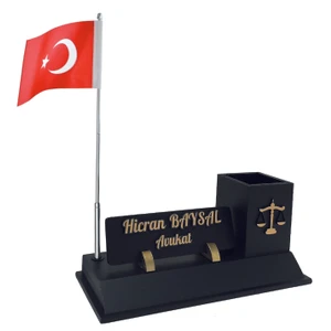 Sentez Masa Üstü İsimlik Adalet Terazisi Isimlik Kalemlik Bayraklı Avukat Masa Isimliği