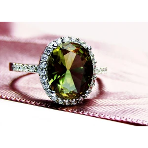 Lilah Gümüş Tr Gümüş Oval Zultanit  Taşlı Kadın Yüzük