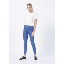 Guess Bisiklet Yaka Baskılı Krem Kadın T-Shirt V2YI06K8HM0-ADELE Crop T-Shırt