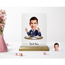 BK Kişiye Özel Erkek Spiker Karikatürlü Ahşap Standlı Çerçeve