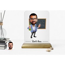 BK Kişiye Özel Erkek Kimya Öğretmeni Karikatürlü Ahşap Standlı Çerçeve-1