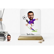 BK Kişiye Özel Erkek Bordo Mavi Futbolcu Karikatürlü Ahşap Standlı Çerçeve