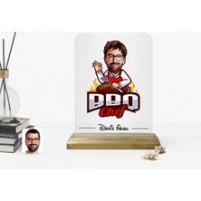 BK Kişiye Özel Erkek Barbekü Chef Karikatürlü Ahşap Standlı Çerçeve