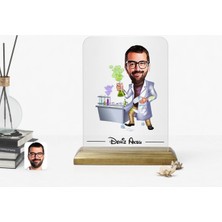 BK Kişiye Özel Erkek Kimya Öğretmeni Karikatürlü Ahşap Standlı Çerçeve-2