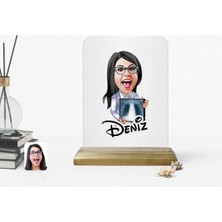BK Kişiye Özel Kadın Radyoloji Uzmanı Karikatürlü Ahşap Standlı Çerçeve