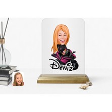 BK Kişiye Özel Kadın Motorcu Karikatürlü Ahşap Standlı Çerçeve