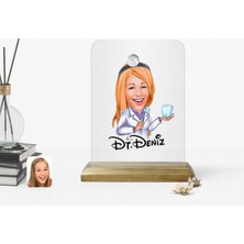 BK Kişiye Özel Kadın Diş Hekimi Karikatürlü Ahşap Standlı Çerçeve
