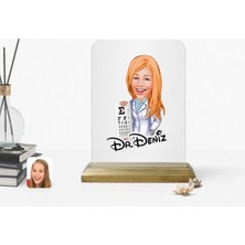 BK Kişiye Özel Kadın Göz Doktoru Karikatürlü Ahşap Standlı Çerçeve
