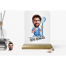 BK Kişiye Özel Erkek Diş Hekimi Karikatürlü Ahşap Standlı Çerçeve-2