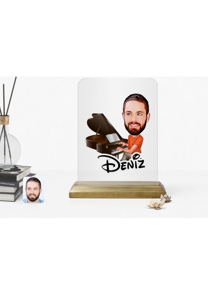 Kişiye Özel Erkek Piyanist Karikatürlü Ahşap Standlı Çerçeve