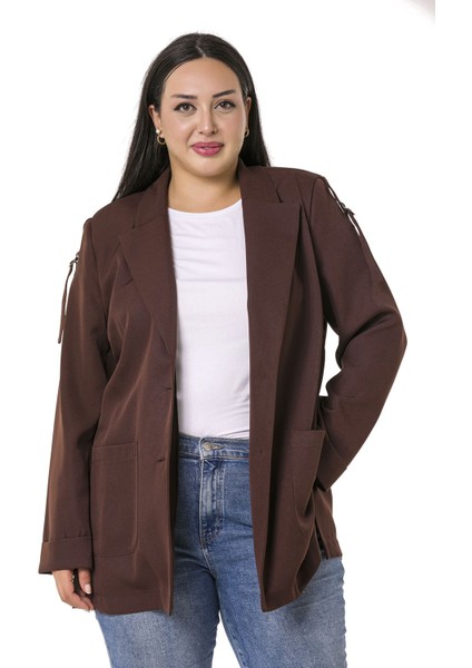 Büyük Beden Kol Ağzı Duble Katlamalı Omuzda Şerit ve D Toka Detaylı Yanı Yırtmaçlı Kahverengi Ceket fiyatları