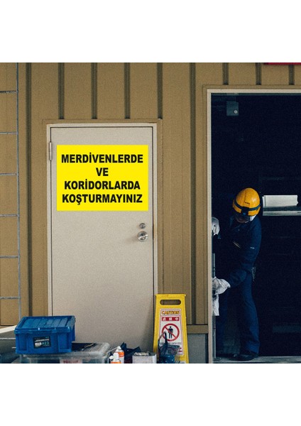 Merdivenlerde ve Koridorlarda Dolaşmayınız Levhası - Dekote Malzeme 25X35 cm