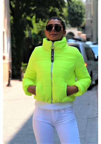Kadın Neon Yeşil Dik Yaka Su Geçirmez Kısa Şişme Mont modelleri
