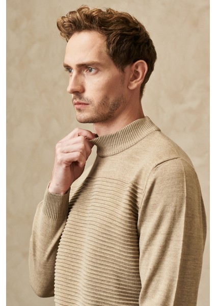 Erkek Bej Tüylenme Yapmayan Standart Fit Normal Kesim Yarım Balıkçı Yaka Çizgi Dokulu Triko Kazak fırsatları
