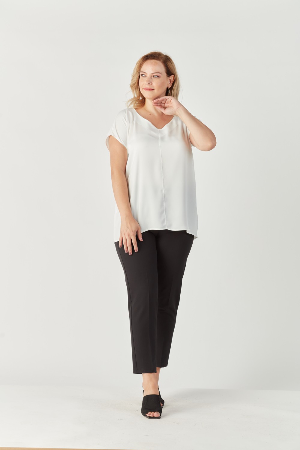 Moda Berray 3203 Saten V Yaka Kısa Kollu Bluz beyaz görsel 2