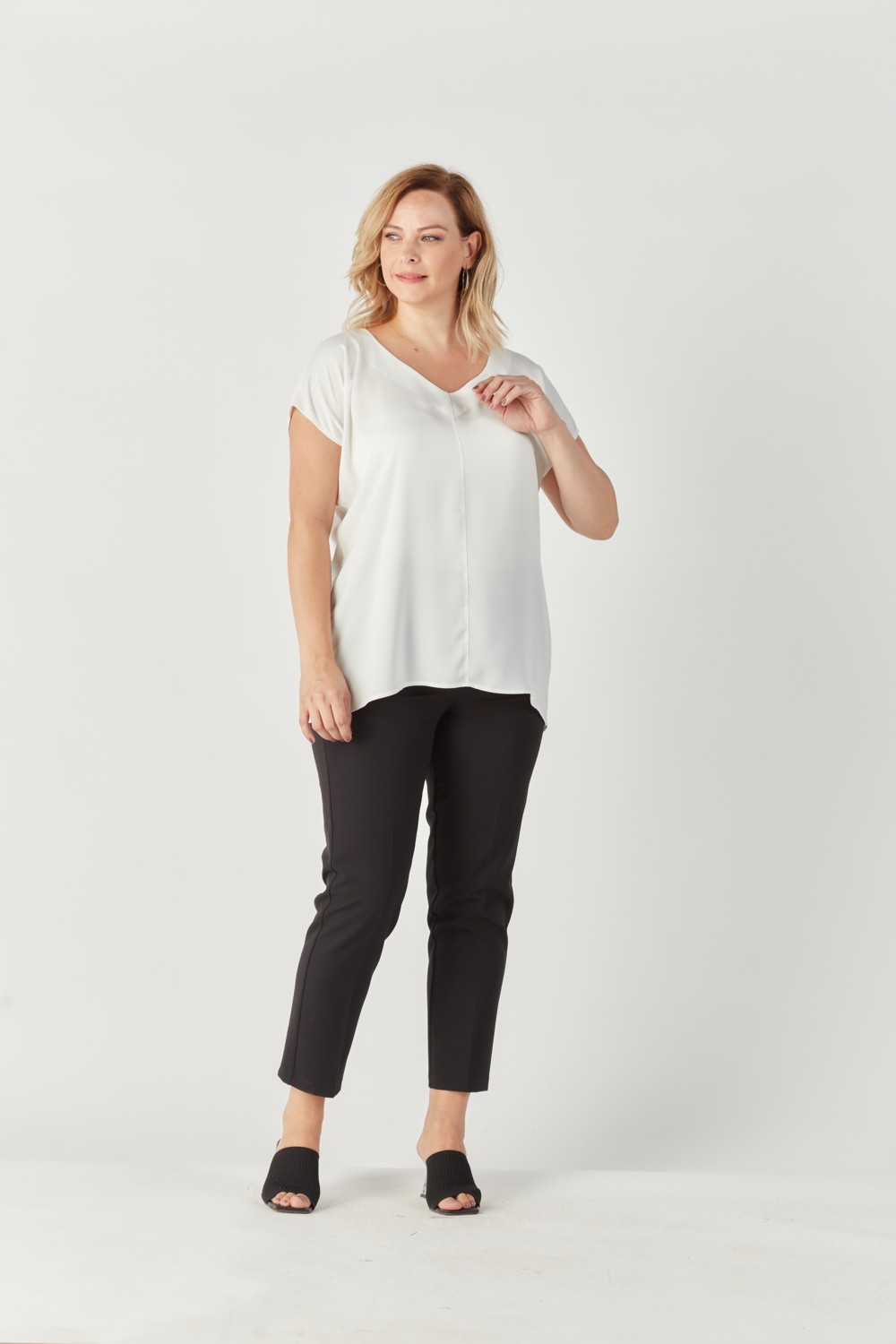 Moda Berray 3203 Saten V Yaka Kısa Kollu Bluz beyaz görsel 4